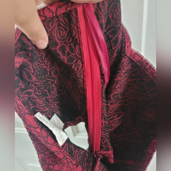 Elegant Red Floral Women's Top And Skirt - Picture 8 of 8